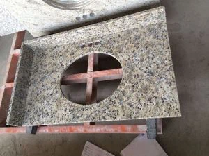 Vrhovi istaknutih granita od žute farme