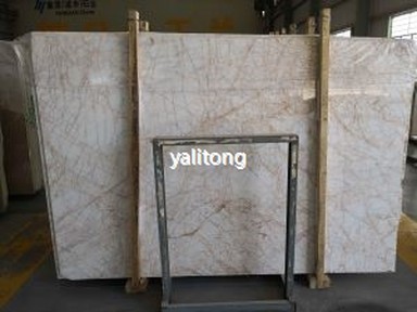 Zlatni pauk mramornim pločama poliranog