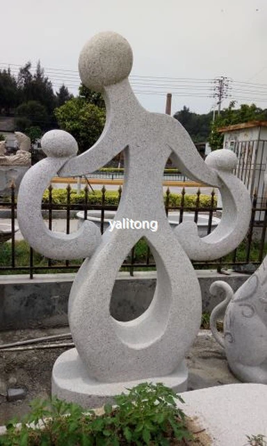 Kamena abstraktna skulptura za vrt