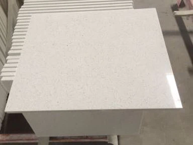 Bijeli krovni kameni vrhovi