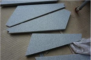 Svijetlo sivo granitno spiralno stubište Trošak