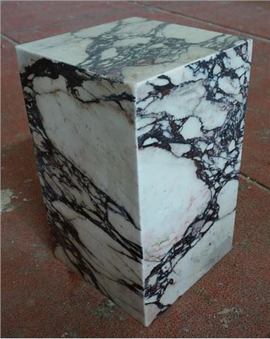 Dizajn stola Calacatta Viola Plinth