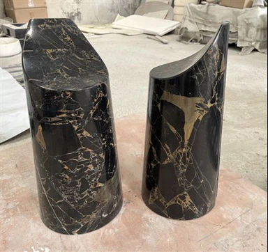 Crno mramorno postolje svjetiljke