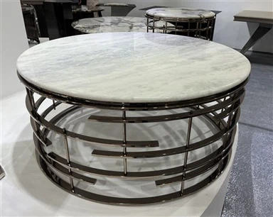 Metalni namještaj s kamenim pločama