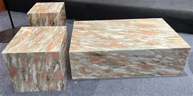 Montaža stolića za kavu s postoljem od mramora od norveške ruže